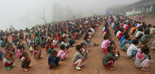 Schoolchildren chant prayers at a school in the Shan State Army headquarters in Myanmar’s Shan state on Aug. 19. (AP-Yonhap News)