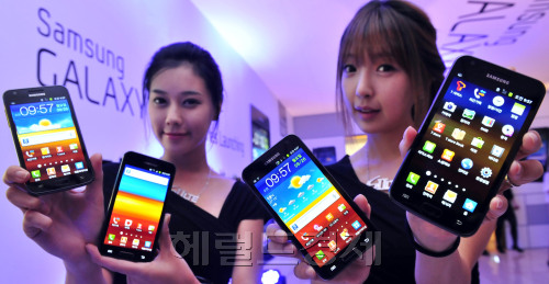 Models showcase new 4G smartphones manufactured by Samsung Electronics at a launch event on Monday. (Kim Myung-sub/The Korea Herald)