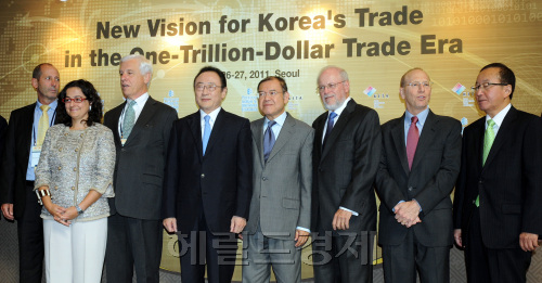 KITA chairman SaKong Il (fifth from right) poses with attendees of the conference including Secretary General of the U.N. Conference on Trade and Development Supachai Panitchpakdi (fourth from right) and Peterson Institute for International Economics’ senior fellow Jeffrey Schott (third from right). (Park Hyun-koo/The Korea Herald)