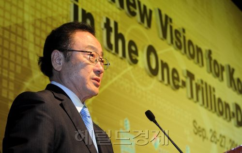 Korea International Trade Association chairman SaKong Il gives a speech at a global conference on “New Vision for Korea’s Trade in the One-Trillion-Dollar Trade Era” held at the InterContinental hotel in southern Seoul on Monday. (Park Hyun-koo/The Korea Herald)