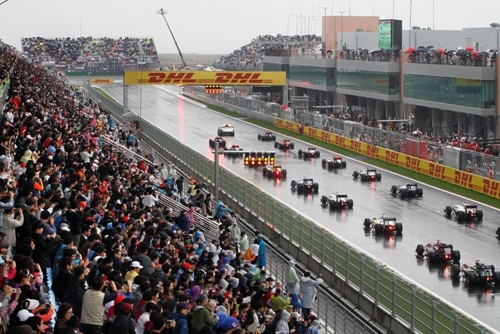 F1 cars compete at the Korean Grand Prix final on Oct. 24, 2010. South Jeolla Province hosted the country’s first-ever F1 Grand Prix, but it left local organizers with huge debts. (F1 Korean GP Organizing Committee)