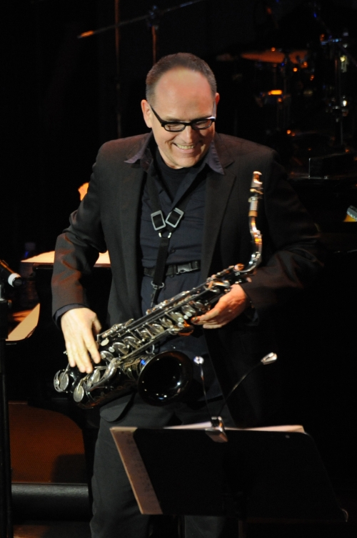 Harth performs for Choi Sun-bae’s “A Trumpet in the Night Sky” show at Jazz Park, Seoul, May 2011. (Kim Nyung-man)