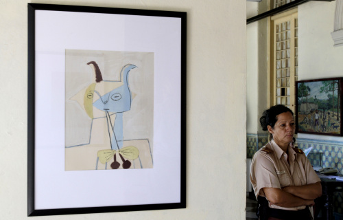 A security guard stands next to Pablo Picasso’s “Faunne et Flore d’ Antibes” on exhibit at the Provincial Museum in Pinar del Rio, Cuba, Tuesday. (AP-Yonhap News)