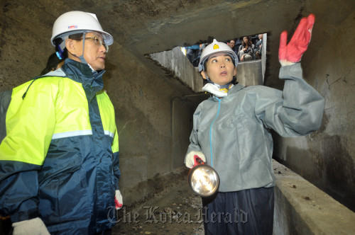 Na Kyung-won (right), the ruling Grand National Party’s candidate for the Seoul mayoral by-election, inspects the underground drainage system in Gwanghwamun on Thursday. (Yang Dong-chul/The Korea Herald)