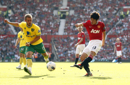 Manchester United’s Park Ji-sung attempts a shot on goal against Norwich City. (AP-Yonhap News)