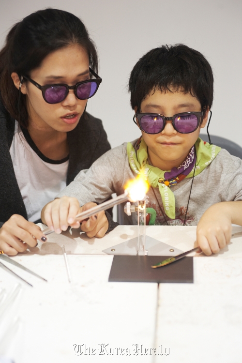 A mother and a boy try out making glassware at Icheon Cerapia. (CeraMIX Biennale)