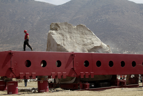 In this Sept. 22 photo, Joe Schofield (left) walks along the giant steel beam built to support a 340-ton rock he and other workers are preparing to transport from Riverside County, California to the Los Angeles County Museum of Art at Stone Valley Materials. (AP-Yonhap News)