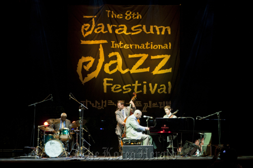 Freddy Cole Quartet, with Freddy Cole on vocals and piano, performs at the Jarasum International Jazz Festival on Monday evening. (Jarasum International Jazz Festival)