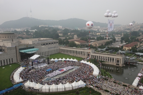 Crowds mass at a previous Mannam global festival at The War Memorial of Korea in August. (Mannam)