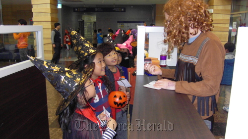 Students talk to a foreign English teacher during a Halloween experience program at Busan Global Village last year. (Busan Global Village)