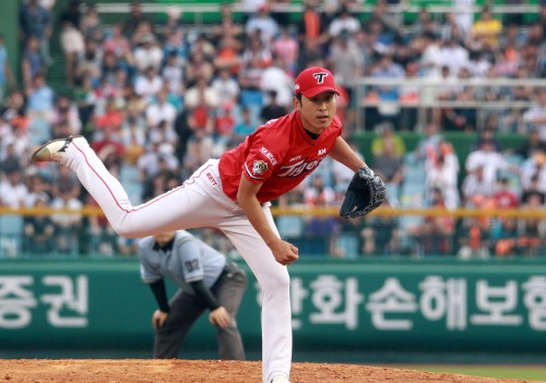 Tigers starter Yoon Suk-min won the pitching triple crown this season. (Yonhap News)