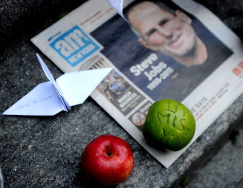 Apples are placed outside the flagship store of Apple on the 5th Avenue in New York, the United States, Oct. 6, 2011. New Yorkers came here on Thursday to offer their condolences to the Apple Inc co-founder and former CEO Steve Jobs, who passed away on Wednesday at the age of 56. (Xinhua-Yonhap News)