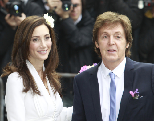 Former Beatle Paul McCartney and American heiress Nancy Shevell arrive at Marylebone Town Hall in central London to be married Sunday. Shevell, 51, is McCartney`s third wife. They were engaged earlier this year. The couple met in the Hamptons in Long Island, New York, shortly after the singer`s divorce from Heather Mills in 2008. (AP-Yonhap News)