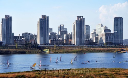 Citizens windsurf at Sejong Reservoir on the South Chungcheong Province section of the Geum River, which opened to the public on Sept. 24. (Yonhap News)
