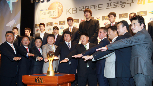 KBL managers and players pose with the 2011-2012 championship trophy during a press conference at Westin Chosun Hotel in Seoul on Monday. (Yonhap News)