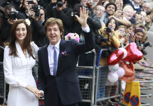 Former Beatle Paul McCartney and American heiress Nancy Shevell arrive at Marylebone Town Hall in central London to be married Sunday Oct 9 2011. Shevell, 51, is McCartney's third wife. They were engaged earlier this year. The couple met in the Hamptons in Long Island, New York, shortly after the singer's divorce from Heather Mills in 2008. (AP-Yonhap News)