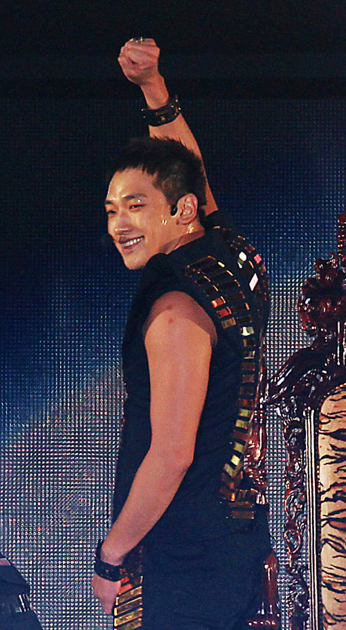 Rain performs at the concert “Last of the Best” on Sunday on Yeongdong Boulevard, southern Seoul. (Yonhap News)