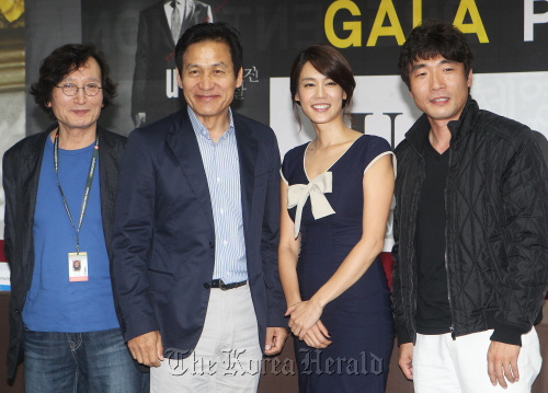 From left: Director Chung Ji-young, and actors Ahn Sung-ki, Kim Ji-ho and Park Won-sang during a press conference for their film “Unbowed,” which made its gala presentation at BIFF at the Busan Cinema Center on Monday. (Yonhap News)