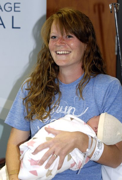 Amber Miller, of Westchester, Ill., holds her baby at Central DuPage Hospital in Winfield, Ill., Monday Oct. 10, 2011. (AP-Yonhap News)