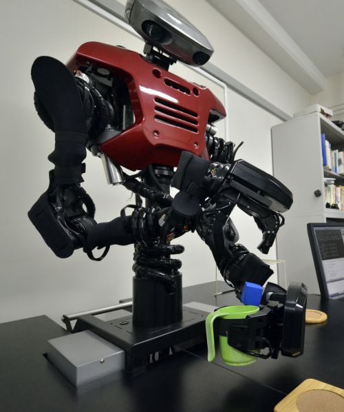 Kawada Industries’ humanoid robot Hiro drops a mock ice cube into a cup at a laboratory in Yokohama, suburban Tokyo on Sept. 28. (AFP-Yonhap News)