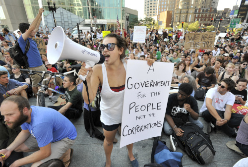 A woman with a bullhorn addresses fellow demonstrators with “Occupy Boston” group as they briefly blocked Summer Street in Boston, Massachusetts, Monday. (Related story, photo on Page 15) (AP-Yonhap News)