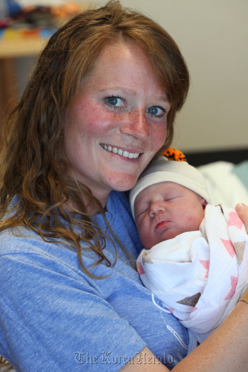 Amber Miller holds her baby at a hospital in Winfied, Illinois on Monday. (MCT)