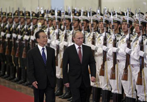 Russia’s Prime Minister Vladimir Putin (right) and China’s Premier Wen Jiabao inspect an honor guard during a ceremony at the Great Hall of the People in Beijing on Tuesday. (AFP-Yonhap News)