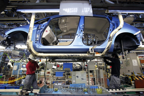 Nissan Motor Co. employees assemble a Leaf electric vehicle on the production line of the company’s Oppama plant in Yokosuka City, Japan. (Bloomberg)