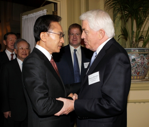 U.S. Chamber of Commerce President Thomas Donohue (right) greets South Korean President Lee Myung-bak in Washington on Wednesday. (Yonhap News)