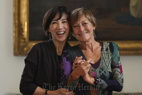 Choi Tae-ji (left), director of Korea National Ballet, poses with Rosanna Purchia, superintendent of San Carlo Theater on Wednesday at San Carlo Theater in Naples, Italy. (KNB)