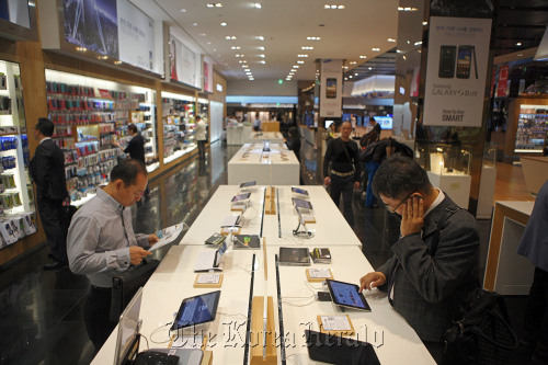 Visitors try Samsung Electronics Co. Galaxy Tab 10.1 tablet computers at the company’s headquarters in Seoul. (Bloomberg)