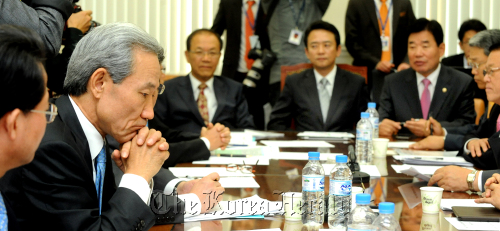 Trade Minister Kim Jong-hoon (left) attends the parliament-government meeting Thursday to discuss the ratification of the FTA bill. (Park Hyun-koo/The Korea Herald)