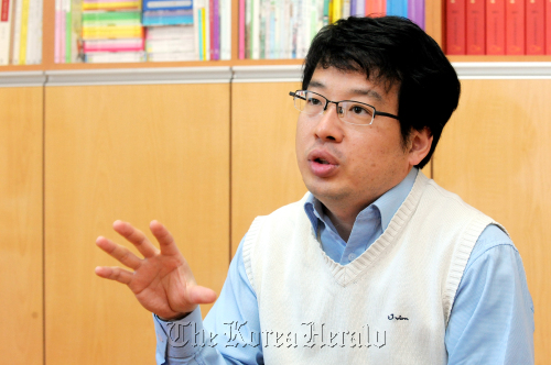 Kim Seung-hyun, policy director and vice president of World Without Worries about Private Education, talks about early English education and its effect on children. (Ahn Hoon/The Korea Herald)