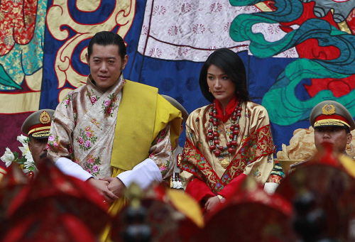 King Jigme Khesar Namgyal Wangchuck (left) and Queen Jetsun Pema sit during Buddhist blessings prior to their marriage at the Punakha Dzong in Punakha, Bhutan on Thursday. (AP-Yonhap News)