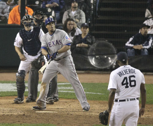 Texas Rangers outfielder Nelson Cruz watches his three-run home run in the 11th inning. (AP-Yonhap News)