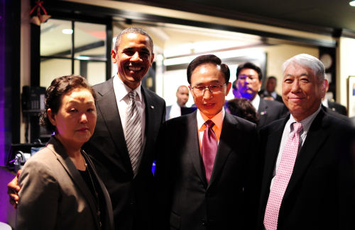 President Lee Myung-bak and U.S. President Barack Obama pose for a photo with restaurant workers after having dinner at a traditional Korean restaurant in Washington, D.C. on Wednesday. (Yonhap News)