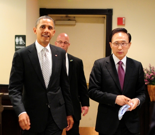 Presidents Lee Myung-bak and Barack Obama walk out of a Korean restaurant in Washington after their dinner meeting Wednesday. (Yonhap News)