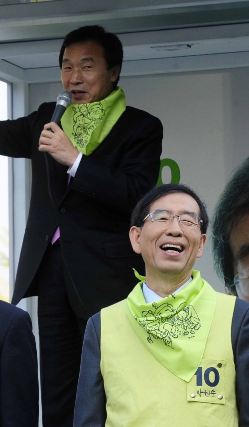 Grand National Party candidate for Seoul mayor Na Kyung-won (right) and former GNP chairwoman Park Geun-hye make a campaign stop at an employment center in the southwestern Seoul district of Guro on Thursday, to speak to IT workers. (Park Hyun-koo/The Korea Herald)