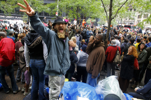 Participants of Zuccotti Park’s “Occupy Wall Street” encampment act as human microphones, relaying information throughout the park from speakers during a general assembly in New York on Thursday. (AP-Yonhap News)