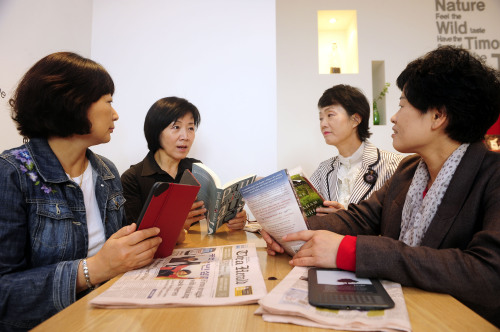 Members of FERG, an English book club which stands for “Fiction in English Reading Group,” chat during their weekly meeting in southern Seoul, Oct. 4. (Park Hae-mook/The Korea Herald)