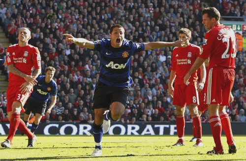 Manchester United’s Javier Hernandez celebrates after scoring the opening goal against Liverpool. (AP-Yonhap News)
