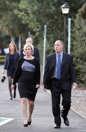 Attendees arrive for the private memorial service for Steve Jobs at Stanford University, Sunday, Oct. 16, 2011, in Stanford, California.  (AP-Yonhap News)