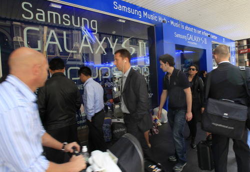 People walk by a Samsung store in Sydney. (AP-Yonhap News)