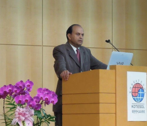 Professor B. Kumaravadivelu delivers his plenary speech at the KOTESOL International Conference at Sookmyung Women’s University in Seoul on Saturday. (Paul Kerry/The Korea Herald)