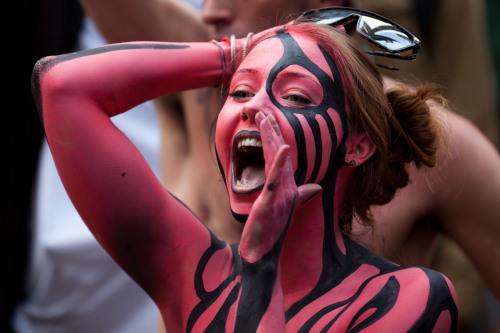 Amber Hope, 24, of Pittsburg, Pa., chants at the Occupy Wall Streets while wearing body paint in Zuccotti Park, Tuesday, Oct. 18, 2011, in New York. The protests against corporate greed and various issues have continued for more than a month and spawned similar uprisings around the world, attracting participants and tourists from around the country and beyond. (AP-Yonhap News)