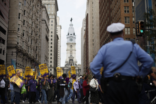 Members of Service Employees International Union march from the encampment at City Hall, center, Tuesday, Oct. 18, 2011, in Philadelphia. The encampment at City Hall is one of many being held across the country recently in support of the ongoing Occupy Wall Street demonstration in New York. (AP-Yonhap News)