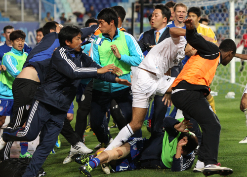Suwon and Al Sadd players and coaches fight at Suwon World Cup Stadium. (Yonhap News)