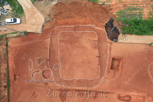 Remains of Jugu grave, a type of tomb created during Korea’s Baekje Kingdom (B.C. 18-A.D. 660), found in the land secured for the 2014 Incheon Asian Games Stadium. (Cultural Heritage Administration)