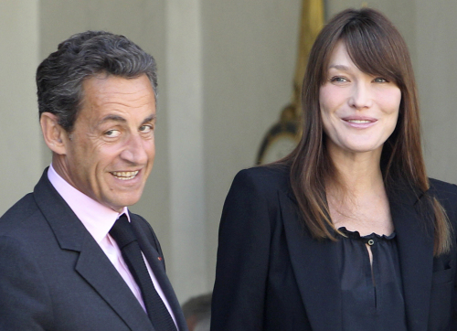 France’s President Nicolas Sarkozy and his wife Carla Bruni-Sarkozy at the Elysee Palace in Paris. (AP-Yonhap News)