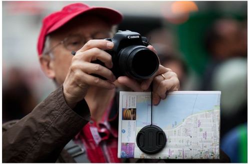 A spectator takes a photograph of the Occupy Wall Street protests in Zuccotti Park in New York on Tuesday. (AP-Yonhap News)